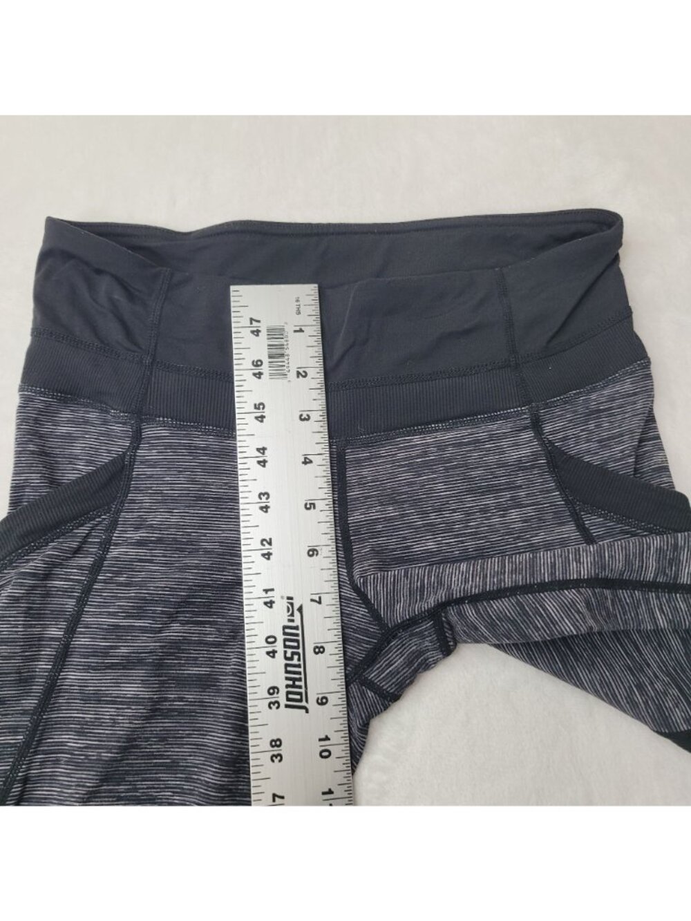 Lululemon Women's Black & Gray Cropped Leggings With Side Pockets Size 6 - Picture 8 of 10